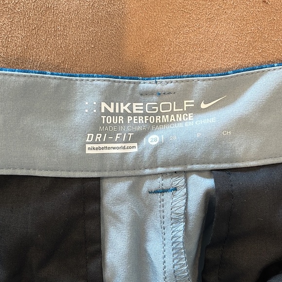 New with tag. Nike golf shorts. Mens 28 or boys Xlarge. - Picture 2 of 4